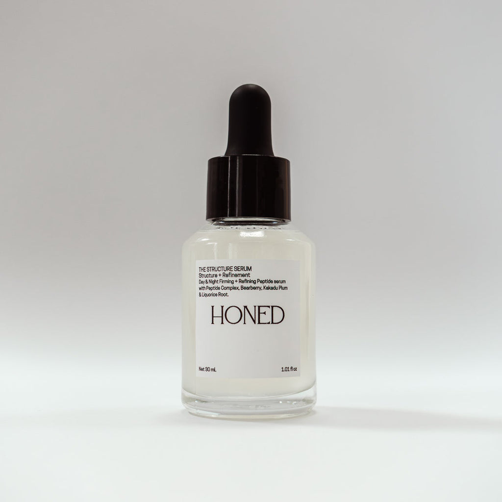 Peptide serum with bearberry, kakadu plum and liquorice root in a glass dropper bottle